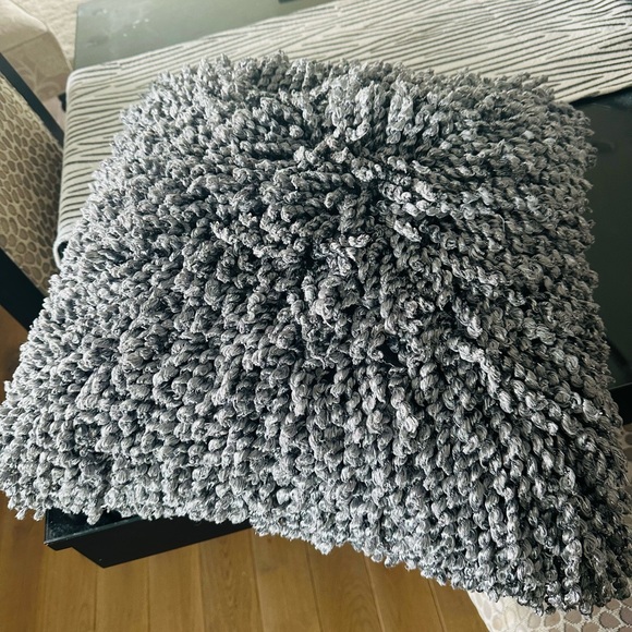 4 High End Grey twisted yarn throw pillows with metallic to thread woven through - Picture 2 of 2